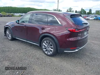 2024 Mazda CX-90 Premium z VIN JM3KKDHD0R1108232, wystawiony jako IAAI lot #42224398 z przebiegiem 3 934 mil mil oraz . Historia ofert i sprzedaży dostępna na DreamBid. Obrazek 3.