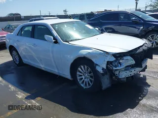 2014 Chrysler 300 z VIN 2C3CCAAG9EH301766, wystawiony jako IAAI lot #41811380 z przebiegiem 111 580 mil mil oraz . Historia ofert i sprzedaży dostępna na DreamBid. Obrazek 1.