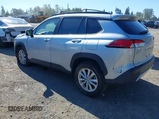 2023 Toyota Corolla Cross LE z VIN 7MUBAABG4PV062357, wystawiony jako IAAI lot #42616530 z przebiegiem 10 366 mil mil oraz . Historia ofert i sprzedaży dostępna na DreamBid. Obrazek 3.