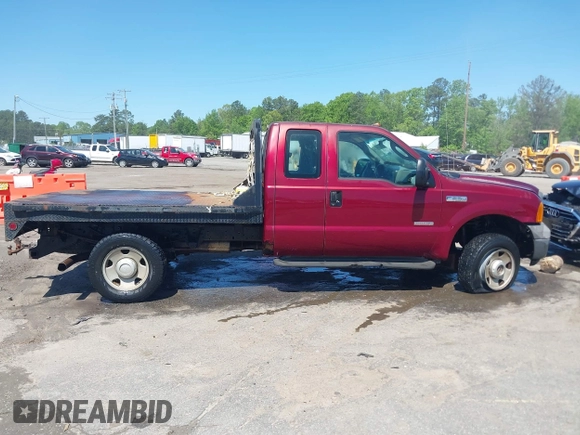 2005 Ford F-250 XL z VIN 1FTSX21P45EA18667, wystawiony jako IAAI lot #42117348 z przebiegiem 324 883 mil mil oraz . Historia ofert i sprzedaży dostępna na DreamBid. Obrazek 13.