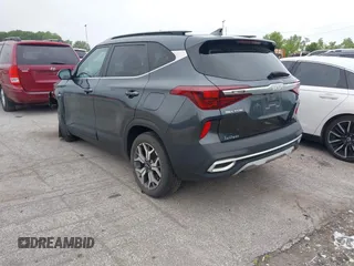 2022 Kia Seltos EX z VIN KNDERCAA3N7237293, wystawiony jako IAAI lot #42363349 z przebiegiem 45 857 mil mil oraz . Historia ofert i sprzedaży dostępna na DreamBid. Obrazek 3.