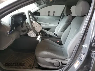 2024 Hyundai Elantra SEL z VIN KMHLM4DG4RU818817, wystawiony jako Copart lot #51142255 z przebiegiem 10 725 mil mil oraz Szkoda całkowita • Salvage title. Historia ofert i sprzedaży dostępna na DreamBid. Obrazek 7.