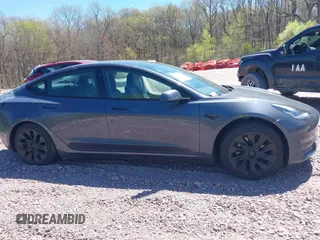 2022 Tesla Model 3 Long Range z VIN 5YJ3E1EB6NF260118, wystawiony jako IAAI lot #42139962 z przebiegiem 52 566 mil mil oraz . Historia ofert i sprzedaży dostępna na DreamBid. Obrazek 14.