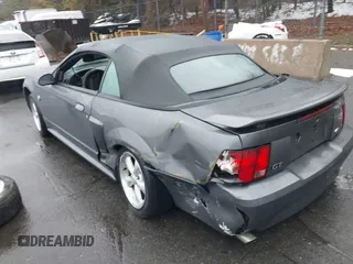 2004 Ford Mustang GT Deluxe z VIN 1FAFP45X74F128442, wystawiony jako IAAI lot #41580930 z przebiegiem 100 801 mil mil oraz . Historia ofert i sprzedaży dostępna na DreamBid. Obrazek 3.