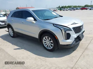 2019 Cadillac XT4 FWD Luxury z VIN 1GYAZAR43KF144836, wystawiony jako IAAI lot #42345570 z przebiegiem 65 554 mil mil oraz . Historia ofert i sprzedaży dostępna na DreamBid. Obrazek 1.