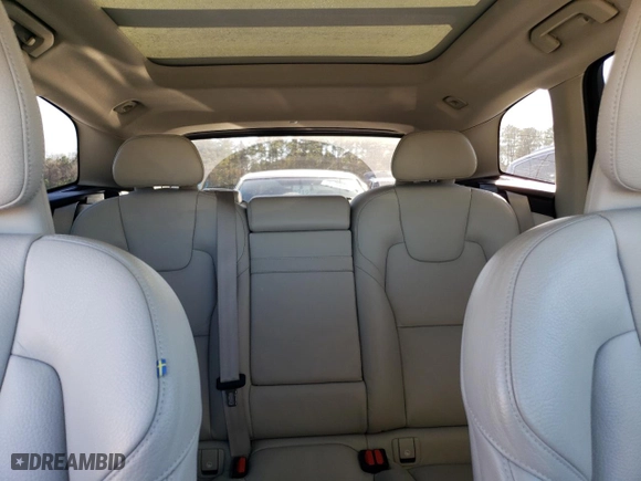 2018 Volvo XC60 Momentum with VIN LYV102RK7JB118393, listed as a Copart auction lot 70958042 with 25,077 mi miles. Bid and sale history available at carsss.com. Image 10.