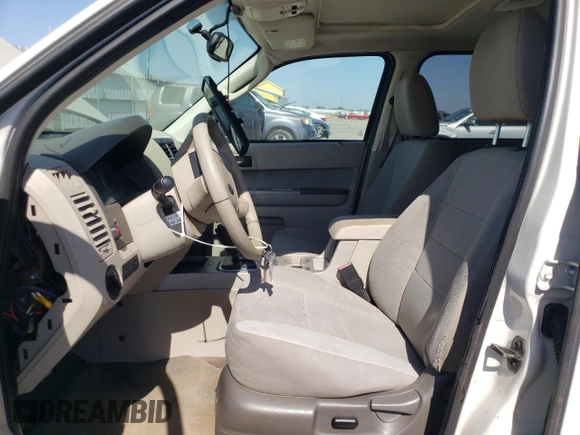 2012 Ford Escape XLT z VIN 1FMCU9DG5CKC08988, wystawiony jako Copart lot #60741765 z przebiegiem 93 114 mil mil oraz Czysty tytuł • Clean title. Historia ofert i sprzedaży dostępna na DreamBid. Obrazek 7.
