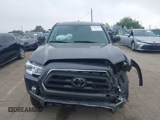 2023 Toyota Tacoma SR z VIN 3TYSZ5AN7PT106205, wystawiony jako IAAI lot #42084290 z przebiegiem 7123 mil mil oraz . Historia ofert i sprzedaży dostępna na DreamBid. Obrazek 12.