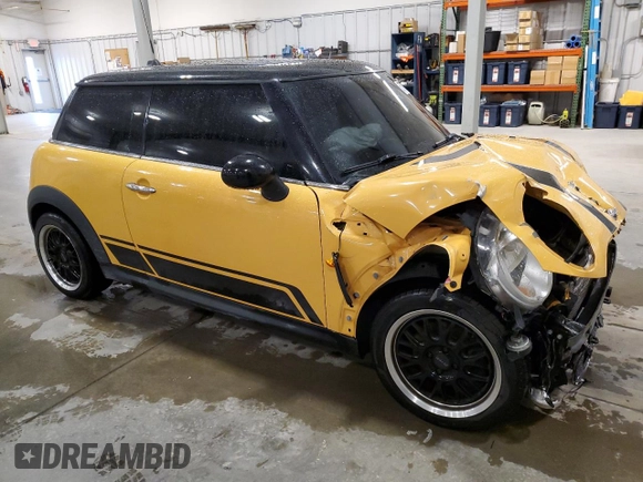 2009 MINI Hardtop z VIN WMWMF33549TU70310, wystawiony jako Copart lot #57797815 z przebiegiem 136 843 mil mil oraz Szkody całkowita. Historia ofert i sprzedaży dostępna na DreamBid. Obrazek 4.