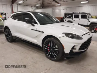 2023 Aston Martin DBX 707 z VIN SD7VUJBW3PTV06366, wystawiony jako IAAI lot #42385135 z przebiegiem 5 044 mil mil oraz . Historia ofert i sprzedaży dostępna na DreamBid. Obrazek 1.