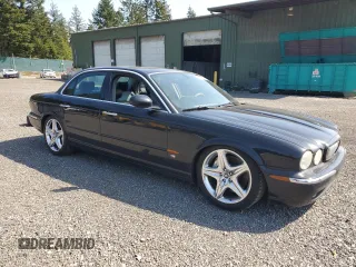 2004 Jaguar XJ R z VIN SAJWA73B44TG20291, wystawiony jako Copart lot #54452375 z przebiegiem 148 491 mil mil oraz Czysty tytuł • Clean title. Historia ofert i sprzedaży dostępna na DreamBid. Obrazek 4.