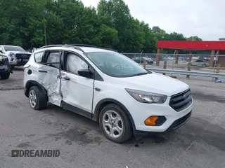 2018 Ford Escape S z VIN 1FMCU0F75JUC89890, wystawiony jako IAAI lot #42475253 z przebiegiem 104 500 mil mil oraz . Historia ofert i sprzedaży dostępna na DreamBid. Obrazek 1.