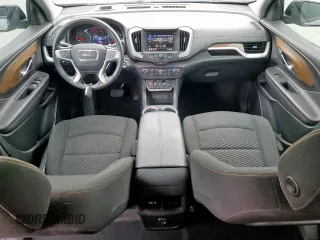 2021 GMC Terrain SLE z VIN 3GKALMEV2ML308839, wystawiony jako Copart lot #51755945 z przebiegiem 61 679 mil mil oraz Czysty tytuł • Clean title. Historia ofert i sprzedaży dostępna na DreamBid. Obrazek 8.
