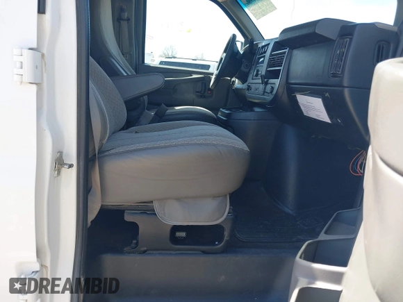 2015 Chevrolet Express Passenger LT z VIN 1GAZG1FGXF1186123, wystawiony jako IAAI lot #42023980 z przebiegiem 74 532 mil mil oraz . Historia ofert i sprzedaży dostępna na DreamBid. Obrazek 5.