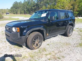 2024 Toyota Land Cruiser z VIN JTEABFAJ2RK013130, wystawiony jako IAAI lot #42002397 z przebiegiem 19 749 mil mil oraz . Historia ofert i sprzedaży dostępna na DreamBid. Obrazek 16.