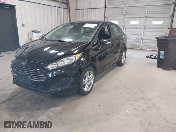 2018 Ford Fiesta SE z VIN 3FADP4BJ3JM141658, wystawiony jako IAAI lot #41737201 z przebiegiem 92 078 mil mil oraz . Historia ofert i sprzedaży dostępna na DreamBid. Obrazek 2.