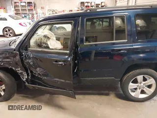 2014 Jeep Patriot Latitude z VIN 1C4NJRFB2ED693945, wystawiony jako IAAI lot #42117446 z przebiegiem 151 614 mil mil oraz . Historia ofert i sprzedaży dostępna na DreamBid. Obrazek 14.
