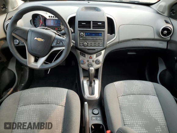 2016 Chevrolet Sonic LS z VIN 1G1JA5SH1G4103182, wystawiony jako Copart lot #59205495 z przebiegiem 107 537 mil mil oraz Szkoda całkowita • Salvage title. Historia ofert i sprzedaży dostępna na DreamBid. Obrazek 8.