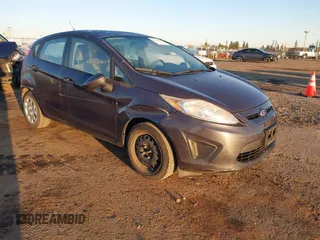 2013 Ford Fiesta S z VIN 3FADP4TJ8DM132523, wystawiony jako IAAI lot #41700402 z przebiegiem 53 835 mil mil oraz . Historia ofert i sprzedaży dostępna na DreamBid. Obrazek 1.