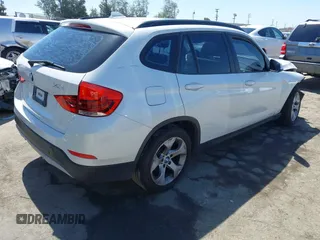 2015 BMW X1 sDrive28i z VIN WBAVM1C5XFV315999, wystawiony jako IAAI lot #42326240 z przebiegiem 120 961 mil mil oraz . Historia ofert i sprzedaży dostępna na DreamBid. Obrazek 4.
