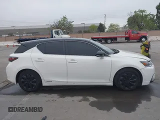 2013 Lexus CT 200h z VIN JTHKD5BH9D2172419, wystawiony jako IAAI lot #41968975 z przebiegiem 221 084 mil mil oraz . Historia ofert i sprzedaży dostępna na DreamBid. Obrazek 13.