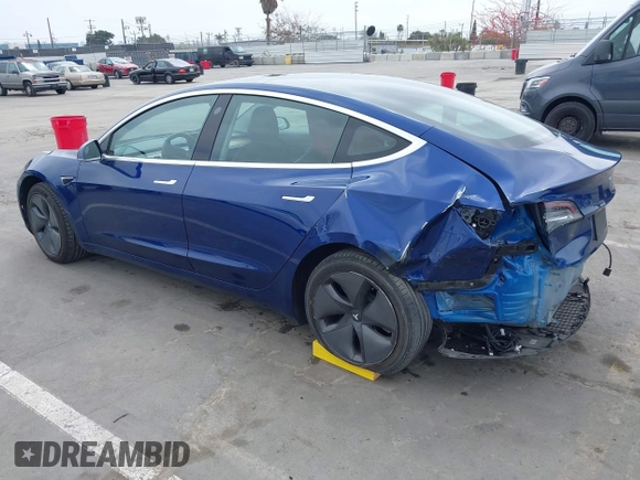 2020 Tesla Model 3 Standard Range Plus z VIN 5YJ3E1EA7LF705809, wystawiony jako IAAI lot #42146416 z przebiegiem 52 056 mil mil oraz . Historia ofert i sprzedaży dostępna na DreamBid. Obrazek 3.