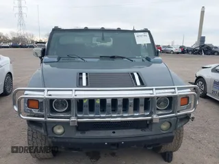 2005 Hummer H2 SUV z VIN 5GRGN23U95H100888, wystawiony jako IAAI lot #41937351 z przebiegiem 202 969 mil mil oraz . Historia ofert i sprzedaży dostępna na DreamBid. Obrazek 12.