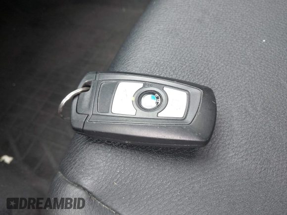 2013 BMW 3 Series 328i xDrive z VIN WBA3B3C5XDF532307, wystawiony jako IAAI lot #42192872 z przebiegiem 177 499 mil mil oraz . Historia ofert i sprzedaży dostępna na DreamBid. Obrazek 11.