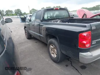 2005 Dodge Dakota SLT z VIN 1D7HE42K55S166266, wystawiony jako IAAI lot #42449608 z przebiegiem 192 728 mil mil oraz . Historia ofert i sprzedaży dostępna na DreamBid. Obrazek 3.