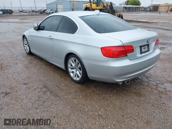 2011 BMW 3 Series 328i с VIN WBAKE3C50BE557626, выставлен на аукционе IAAI как лот 42187609 с пробегом 126 037 миль миль и . История ставок и продаж доступна на DreamBid. Изображение 3.