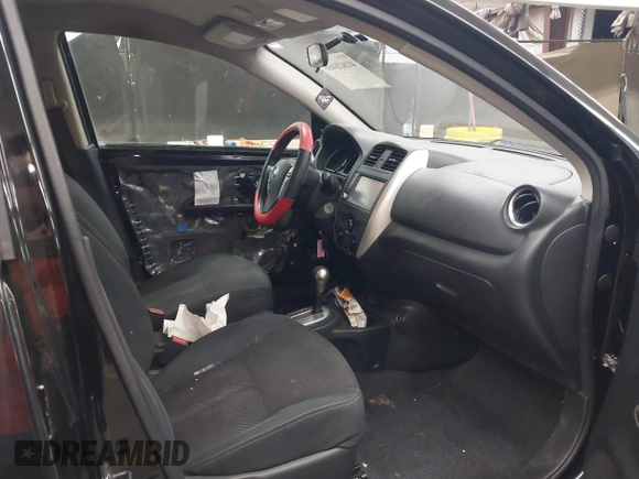 2019 Nissan Versa SV z VIN 3N1CN7APXKL808206, wystawiony jako IAAI lot #41828460 z przebiegiem 95 918 mil mil oraz . Historia ofert i sprzedaży dostępna na DreamBid. Obrazek 5.