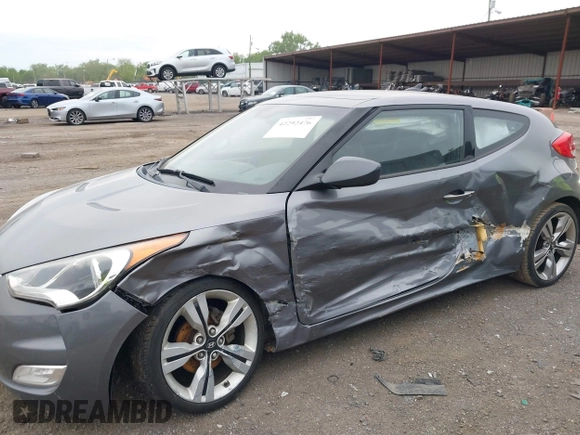 2012 Hyundai Veloster w/Gray Int z VIN KMHTC6AD3CU069427, wystawiony jako IAAI lot #42292476 z przebiegiem 166 960 mil mil oraz . Historia ofert i sprzedaży dostępna na DreamBid. Obrazek 6.