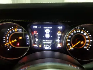 2020 Jeep Gladiator Overland z VIN 1C6HJTFG6LL135872, wystawiony jako Copart lot #59249895 z przebiegiem 113 519 mil mil oraz Czysty tytuł • Clean title. Historia ofert i sprzedaży dostępna na DreamBid. Obrazek 9.