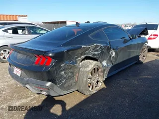 2024 Ford Mustang EcoBoost z VIN 1FA6P8TH1R5118490, wystawiony jako IAAI lot #41720519 z przebiegiem Nie podano mil oraz . Historia ofert i sprzedaży dostępna na DreamBid. Obrazek 4.