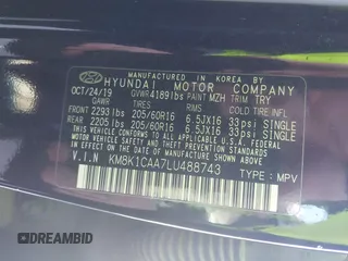 2020 Hyundai Kona SE z VIN KM8K1CAA7LU488743, wystawiony jako IAAI lot #41833649 z przebiegiem 62 228 mil mil oraz . Historia ofert i sprzedaży dostępna na DreamBid. Obrazek 9.