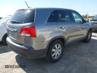 2012 Kia Sorento LX z VIN 5XYKT4A13CG286746, wystawiony jako IAAI lot #42427794 z przebiegiem 233 627 mil mil oraz . Historia ofert i sprzedaży dostępna na DreamBid. Obrazek 4.
