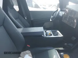 2024 Tesla Cybertruck с VIN 7G2CEHED5RA053763, выставлен на аукционе IAAI как лот 42337217 с пробегом Не указан миль и . История ставок и продаж доступна на DreamBid. Изображение 5.