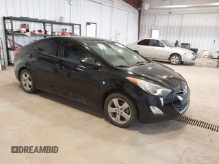 2013 Hyundai Elantra GLS z VIN KMHDH4AEXDU678261, wystawiony jako IAAI lot #41569928 z przebiegiem 104 786 mil mil oraz . Historia ofert i sprzedaży dostępna na DreamBid. Obrazek 1.