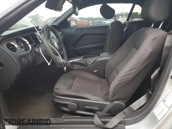 2012 Ford Mustang V6 z VIN 1ZVBP8EM4C5265359, wystawiony jako Copart lot #57124815 z przebiegiem 169 977 mil mil oraz Szkoda całkowita • Salvage title. Historia ofert i sprzedaży dostępna na DreamBid. Obrazek 7.