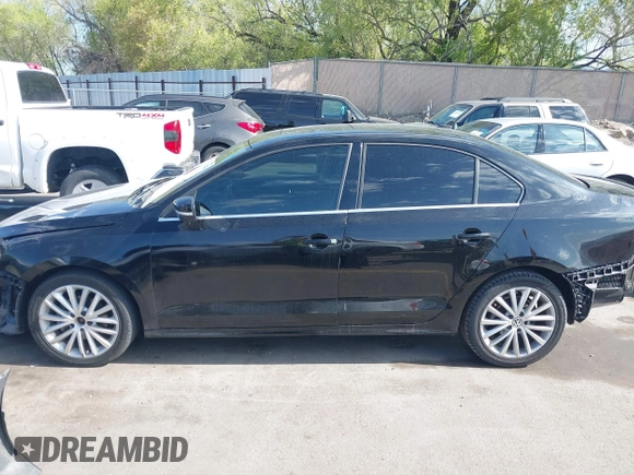 2015 Volkswagen Jetta SE z VIN 3VWD17AJ4FM235602, wystawiony jako IAAI lot #42073616 z przebiegiem 183 291 mil mil oraz . Historia ofert i sprzedaży dostępna na DreamBid. Obrazek 15.