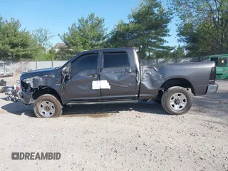 2018 Ram 2500 Tradesman z VIN 3C6UR5CL1JG390282, wystawiony jako IAAI lot #42133001 z przebiegiem 256 087 mil mil oraz . Historia ofert i sprzedaży dostępna na DreamBid. Obrazek 14.