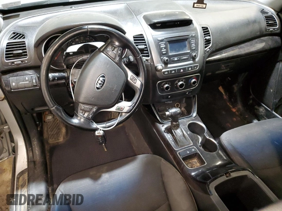 2014 Kia Sorento LX z VIN 5XYKTCA6XEG465634, wystawiony jako Copart lot #57148995 z przebiegiem 201 503 mil mil oraz Szkoda całkowita • Salvage title. Historia ofert i sprzedaży dostępna na DreamBid. Obrazek 8.