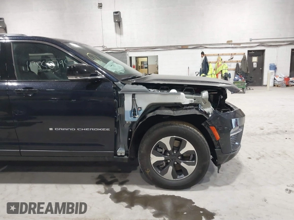 2024 Jeep Grand Cherokee с VIN 1C4RJYB65R8582910, выставлен на аукционе IAAI как лот 41719656 с пробегом 9 176 миль миль и . История ставок и продаж доступна на DreamBid. Изображение 18.