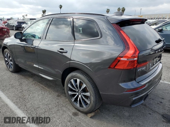 2025 Volvo XC60 Core z VIN YV4M12RJ9S1053702, wystawiony jako Copart lot #51468455 z przebiegiem Nie podano mil oraz Szkoda całkowita • Salvage title. Historia ofert i sprzedaży dostępna na DreamBid. Obrazek 2.