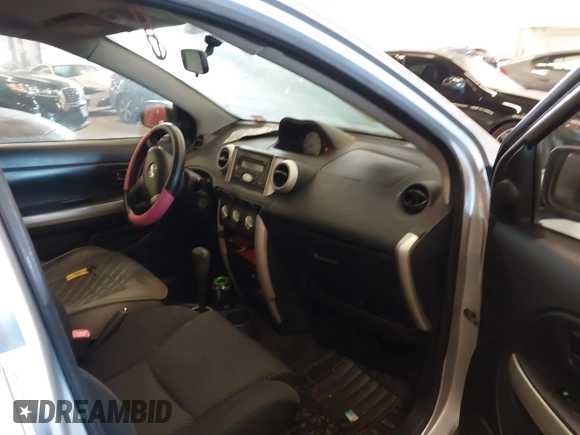 2005 Scion xA z VIN JTKKT604450093627, wystawiony jako IAAI lot #41677065 z przebiegiem 144 397 mil mil oraz . Historia ofert i sprzedaży dostępna na DreamBid. Obrazek 5.