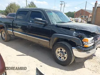 2002 GMC Sierra 1500HD SLE z VIN 1GTGK13U12F177055, wystawiony jako IAAI lot #42078642 z przebiegiem 199 824 mil mil oraz . Historia ofert i sprzedaży dostępna na DreamBid. Obrazek 1.