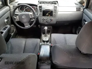 2010 Nissan Versa S z VIN 3N1BC1CP7AL394103, wystawiony jako Copart lot #54627535 z przebiegiem 181 881 mil mil oraz Tytuł czysty. Historia ofert i sprzedaży dostępna na DreamBid. Obrazek 8.