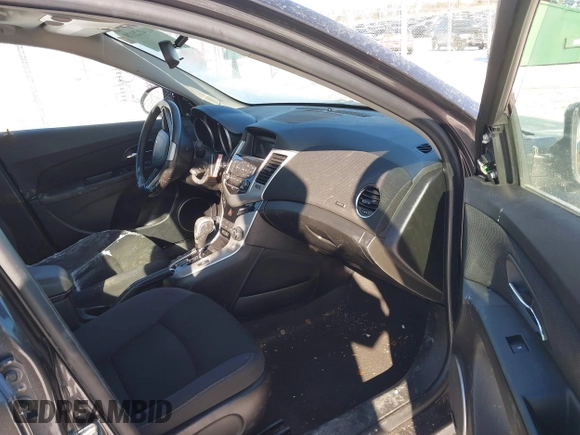2014 Chevrolet Cruze 1LT z VIN 1G1PC5SB0E7419345, wystawiony jako IAAI lot #41412379 z przebiegiem 114 282 mil mil oraz . Historia ofert i sprzedaży dostępna na DreamBid. Obrazek 5.