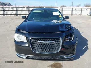 2016 Chrysler 300 Anniversary Edition z VIN 2C3CCAAG5GH313920, wystawiony jako IAAI lot #41712003 z przebiegiem 132 127 mil mil oraz . Historia ofert i sprzedaży dostępna na DreamBid. Obrazek 12.