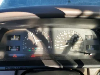 1993 Toyota T100 z VIN JT4VD10C2P0007486, wystawiony jako Copart lot #77669724 z przebiegiem 150 936 mil mil oraz Tytuł czysty. Historia ofert i sprzedaży dostępna na DreamBid. Obrazek 9.
